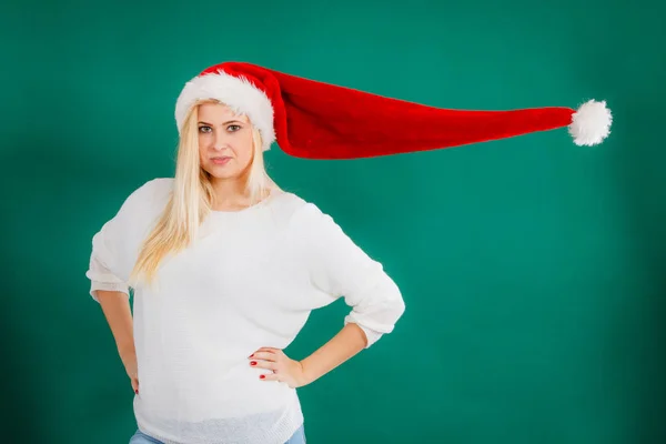 Julklappar Säsongskläder Vinterjulkoncept Lycklig Kvinna Bär Jultomten Hjälpreda Hatt — Stockfoto