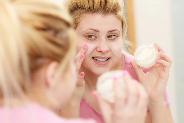 Cuidado Piel Hidratante Cosméticos Concepto Dermatológico Mujer Aplicando Crema Facial — Foto de Stock