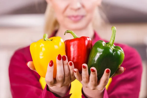Ženská Ruka Drží Paprika Výborné Zdravé Diety Zeleniny Prezentující Dietní — Stock fotografie