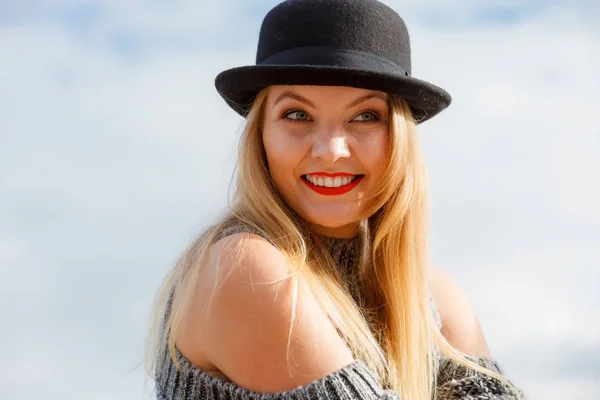 Hermosa Mujer Rubia Joven Con Sombrero Fedora Jersey Jersey Posando —  Fotos de Stock