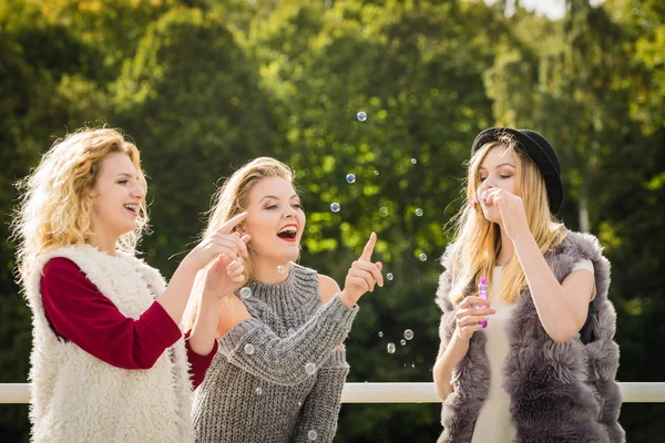 Vakantie Vreugde Vriendschap Concept Vrouwen Vrienden Hebben Plezier Blazen Zeepbellen — Stockfoto