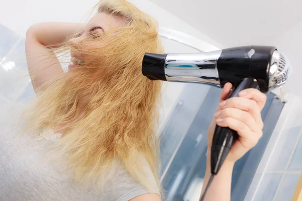 Mulher Positiva Usando Secador Cabelo Seu Penteado Loiro Haircare Conceito — Fotografia de Stock