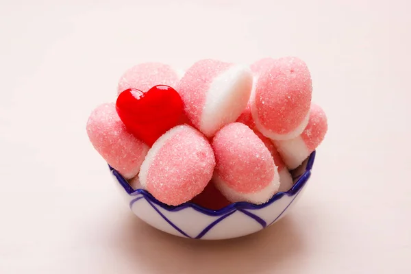 Słodkie Jedzenie Cukierków Różowy Galaretki Lub Porcję Cukru Misce Drewnianym — Zdjęcie stockowe