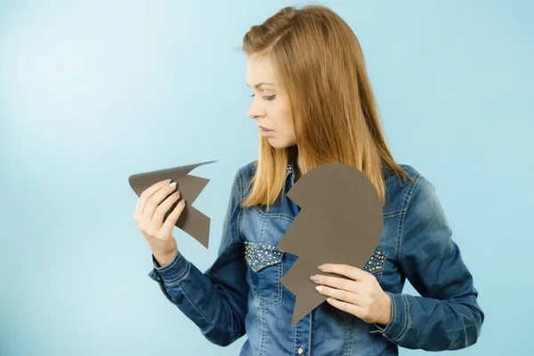 Kırık Kalbi Kağıttan Yapılmış Üzgün Genç Bir Kadın Negatif Üzücü — Stok fotoğraf