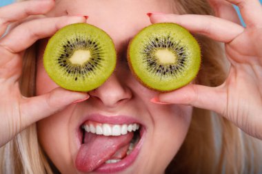 Sağlıklı beslenme, gıda vitamin tam yenileniyor. Bu gibi davranarak tatlı lezzetli yeşil kivi meyve, tutan kadın gözlük olduğunu.