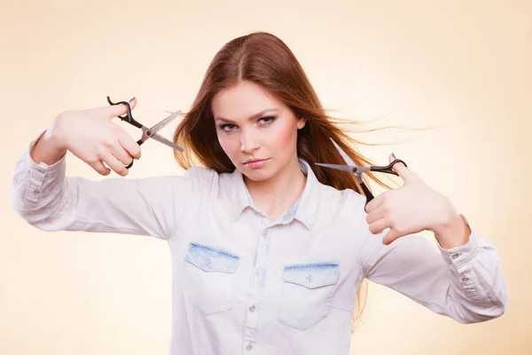不负责任危险的发型发式护理审美观念 充满激情的女理发师 快活的女人双挥舞剪刀显示她的工作工具正常和间伐剪板机 — 图库照片