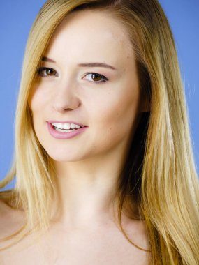 Mutlu yüz ifadeleri konsepti. Sevinçle gülümseyen mutlu sarışın kadının portresi.