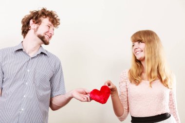 Romantik Çift Sevgililer günü. Mutlu neşeli adam ve kalp tutan kadın küçük yastık şekil. Aşk kavramı.