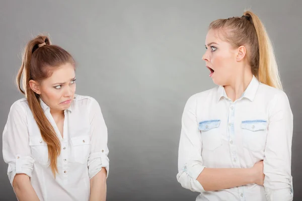 悪い関係 友情の難しさ 引数を持つ 人の若い女性 彼女の友人や妹に叫んで怒っている怒りの女の子 — ストック写真