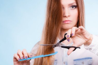 İş saç modeli saç modeli saç modeli kavramı. Bayan Kuaför araçlar sunmak. İşini neşeyle gösterilen genç profesyonel beautican.