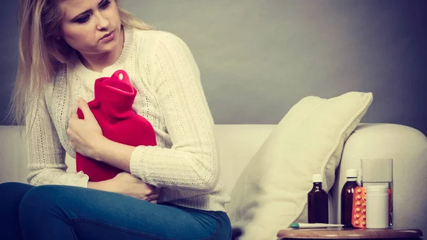 Pijnlijke Periodes Menstruatie Kramp Problemen Concept Vrouw Met Maagkrampen Zittend — Stockfoto