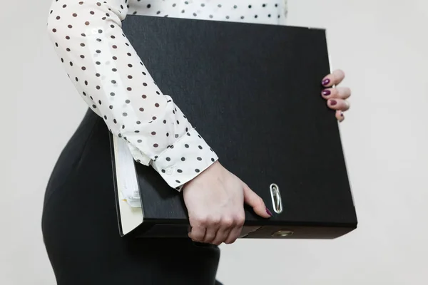 女人的手黑粘结剂与多个文档 办公室 记账对象概念 — 图库照片