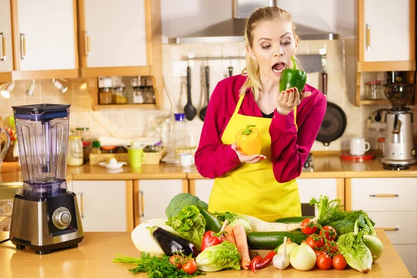 Lustige Fröhliche Frau Hält Paprika Köstliche Gesunde Diät Gemüse Versucht — Stockfoto