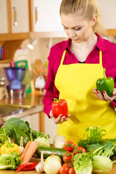 Zabawna Radosna Kobieta Gospodarstwa Papryka Pyszne Zdrowe Diety Warzywa Prezentujące — Zdjęcie stockowe