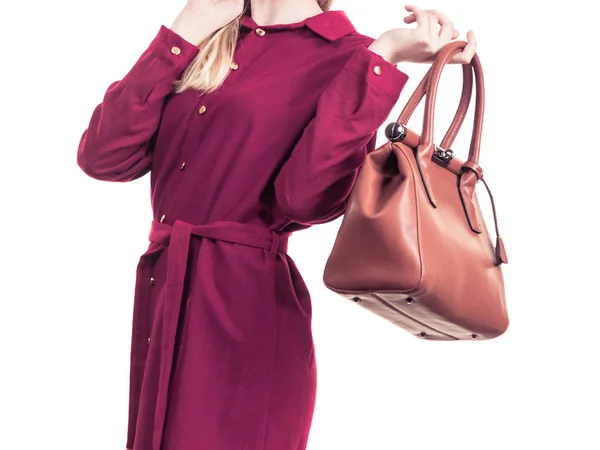 Модная Красивая Молодая Женщина Элегантном Красном Коротком Платье Кожаной Сумкой — стоковое фото