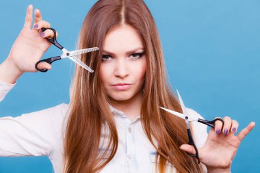 Saç modeli saç modeli iş iş güzellik kavramı. Profesyonel haidresser makas wielding ikili. Genç kız iki jilet gibi keskin aletler normal ve doku makası tutarak onu beceri gösterilen