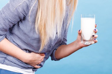 Laktoz intoleransı, süt gıda ürünleri kavramı ile sağlık problem. Kötü mide ağrısı olan süt tutan kadın.