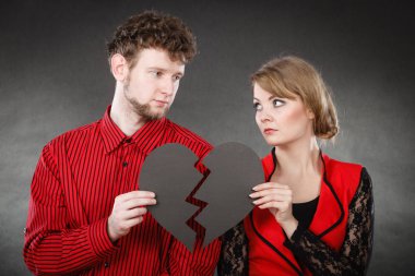 Boşanma ve ayrılık kavramı. Çift ilişkisi ciddi bir kriz var. Karı koca birbirlerine değişkeni sonra bırakın. Kırık kalpli insanlarla.