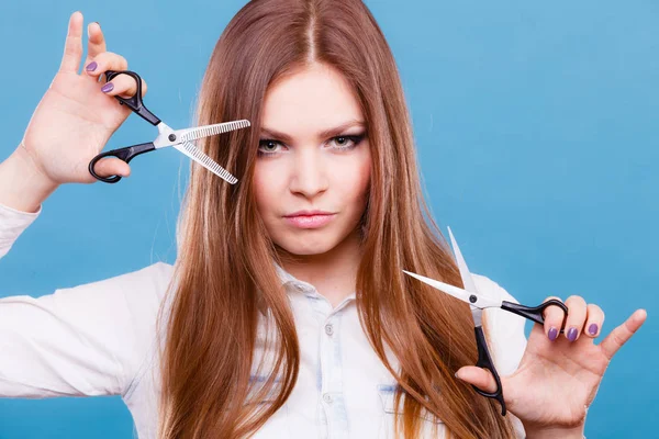 ヘアスタイル髪型仕事仕事の美の概念 Haidresser 二刀流はさみ テクスチャ処理鋏 かみそり鋭い用具を保持して彼女のスキルを示している若い女の子 — ストック写真