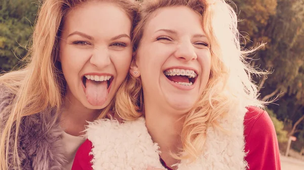 Dwie Nastoletnie Szalone Kobiety Modne Zabawy Wygłupiać Uśmiechający Się Radością — Zdjęcie stockowe