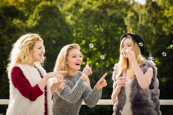 Vakantie Vreugde Vriendschap Concept Vrouwen Vrienden Hebben Plezier Blazen Zeepbellen — Stockfoto