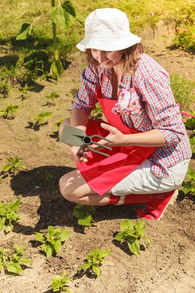 Wanita Dewasa Dengan Alat Berkebun Yang Bekerja Taman Luar Rumahnya — Stok Foto
