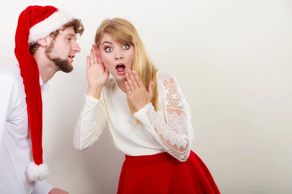 Homem Namorado Papai Noel Chapéu Sussurrando Para Mulher Namorada Orelha — Fotografia de Stock