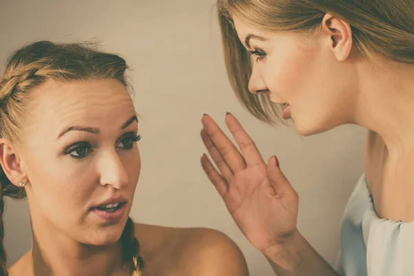 Mujer Joven Contándole Amiga Algunos Secretos Dos Mujeres Hablando Chismes —  Fotos de Stock