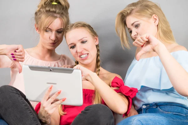 Γυναίκες Κάθονται Στον Καναπέ Διασκεδάζοντας Σερφάρισμα Στο Διαδίκτυο Χρησιμοποιώντας Έξυπνο — Φωτογραφία Αρχείου