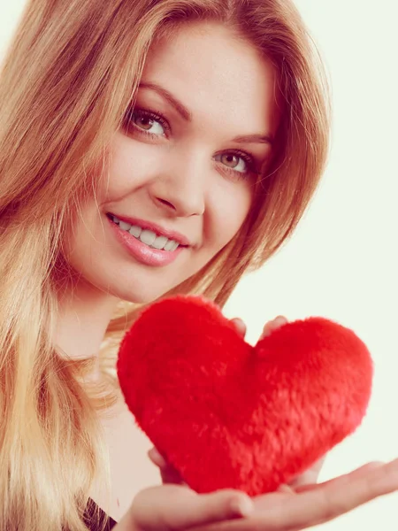 Romantische Frau Mit Einem Kleinen Roten Herzförmigen Flauschigen Kissen Valentinstag — Stockfoto