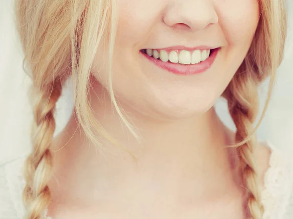 Glückliche Lustige Frau Mit Langen Blonden Haaren Zwei Geflochtenen Frisuren — Stockfoto