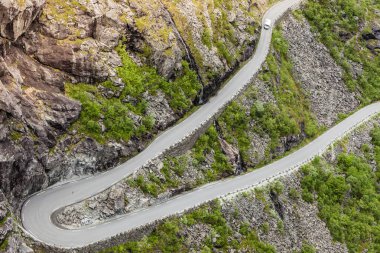 Yolu Trollstigen ya da Trollstigveien Norveç Avrupa'nın doğal dağ yolu virajlı troller