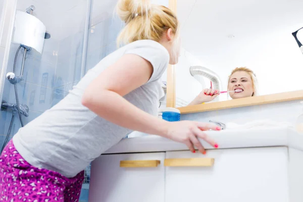 Mulher Escovando Dentes Limpeza Close Menina Loira Engraçada Com Escova — Fotografia de Stock