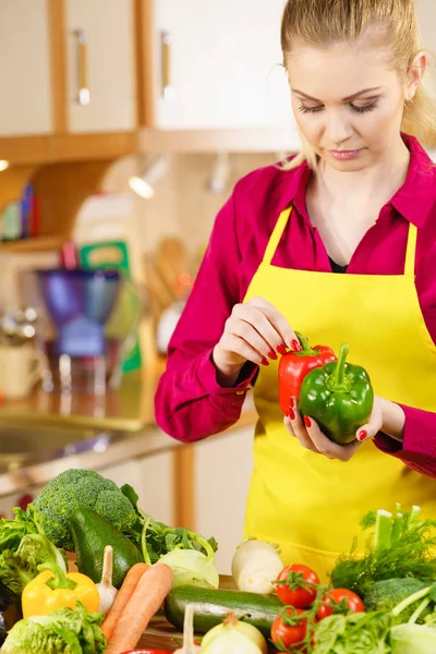 Zabawna Radosna Kobieta Gospodarstwa Papryka Pyszne Zdrowe Diety Warzywa Prezentujące — Zdjęcie stockowe