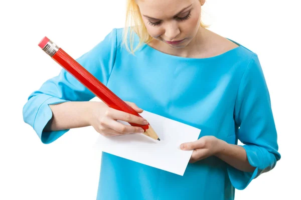 Tiener Vrouw Het Schrijven Van Een Aantal Notities Stuk Papier — Stockfoto