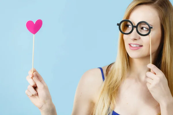 Mujer Sosteniendo Accesorios Carnaval Palo Divirtiéndose Estudio Sobre Fondo Azul — Foto de Stock