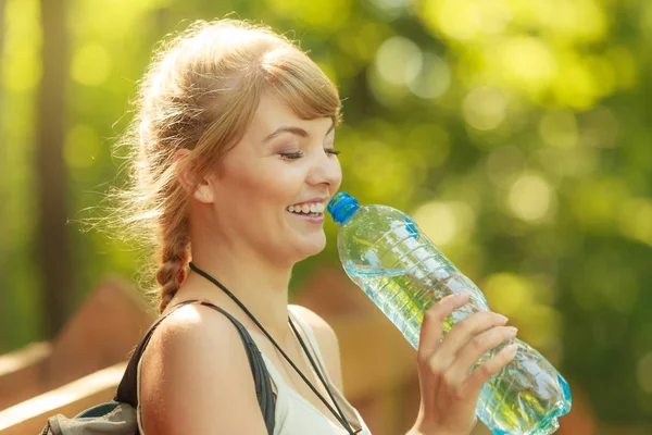 Macera Turizm Yaz Saati Plastik Şişesi Orman Içinde Olan Genç — Stok fotoğraf