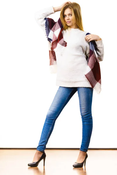 Adult Woman Wearing Fashionable Autumn Outfit White Sweater Blue Jeans — Stock Photo, Image