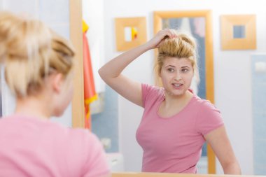 Yüz kuruluğu, vücut bakımı, ev konseptinde cilt bakımı. Yüzünde maske soyulmuş genç bir kadın..