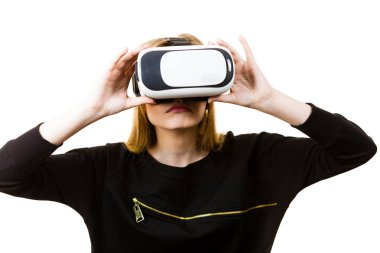 Sanal gerçeklik giyen kadın kulaklık, vr kutusu gözlükler. Bağlantı, teknoloji, yeni nesil ve ilerleme kavramı.