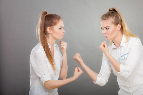 Конфликт Плохие Отношения Трудности Дружбы Две Молодые Женщины Ссорятся Злые — стоковое фото