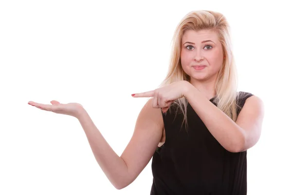 Aufmerksamkeit Auf Etwas Anzeigenkonzept Blondine Zeigt Mit Den Händen Auf — Stockfoto