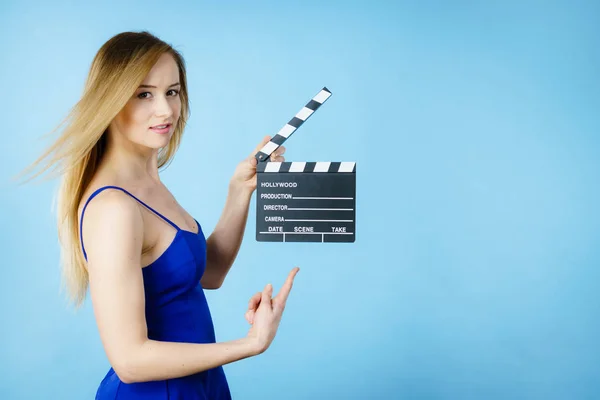 スレート プロの映画を保持している女性映画クラッパー ボード ハリウッド生産オブジェクト概念 青の背景に撮影スタジオ — ストック写真