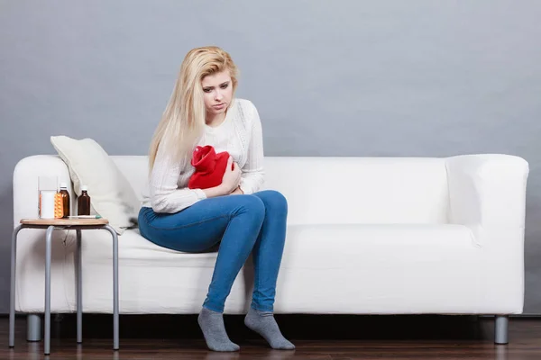 Pijnlijke Periodes Menstruatie Kramp Problemen Concept Vrouw Met Maagkrampen Zittend — Stockfoto