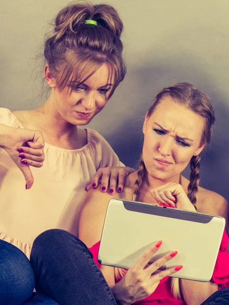 Mulheres Sentadas Sofá Divertindo Surfando Internet Usando Tablet Digital Inteligente — Fotografia de Stock