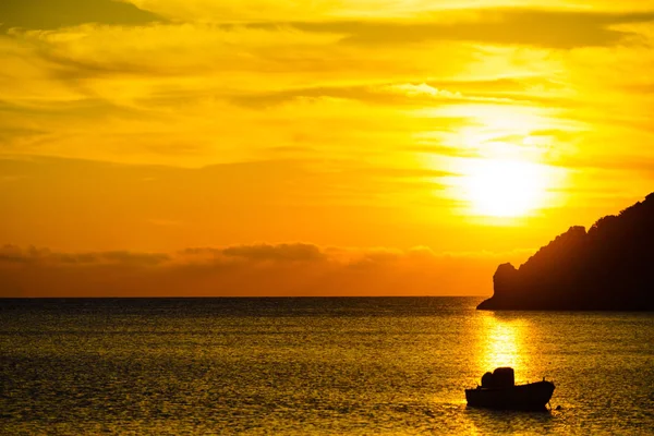 Scenic Sunrise Sunset Sea Surface Boat Anchored Bay Greece — Stock Photo, Image