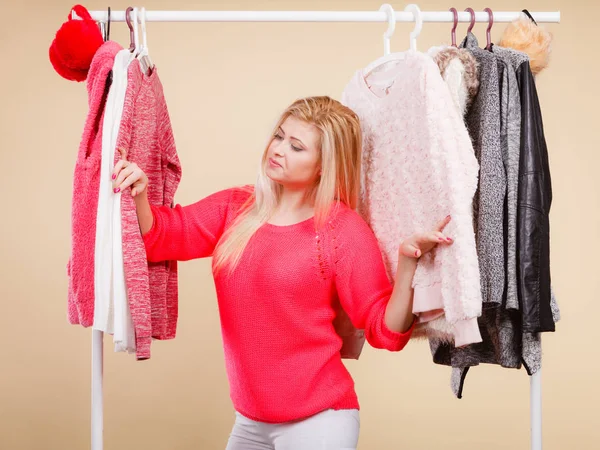 Modieuze Stijl Trendy Kleding Denken Aan Kledingconcept Blond Vrouw Staande Stockafbeelding