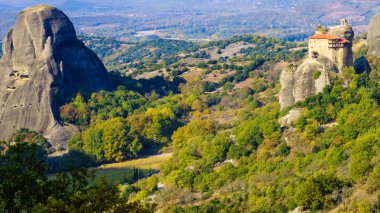 Manastır cliff Meteora, Aziz Nikolaos Anapausas Manastırı, Thessaly Yunanistan üzerinde. Yunan yerler