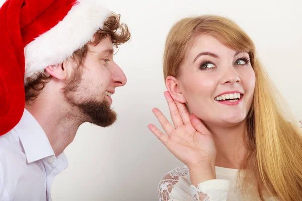 Homem Namorado Papai Noel Chapéu Sussurrando Para Mulher Namorada Orelha — Fotografia de Stock