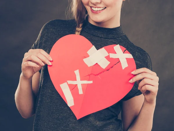 Amor Curado Concepto San Valentín Joven Mujer Sonriente Sosteniendo Gran — Foto de Stock